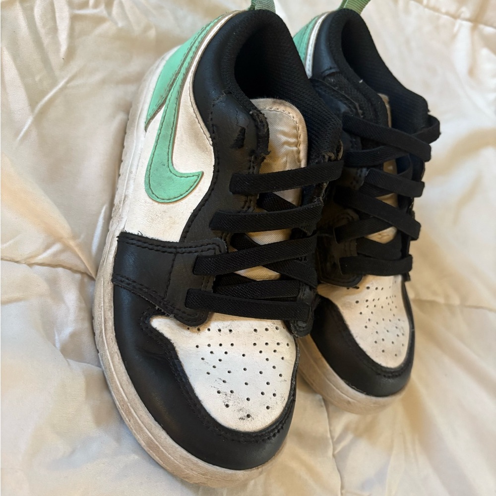 Nike Kids' Black and Green Sneakers PLAY CONDITION